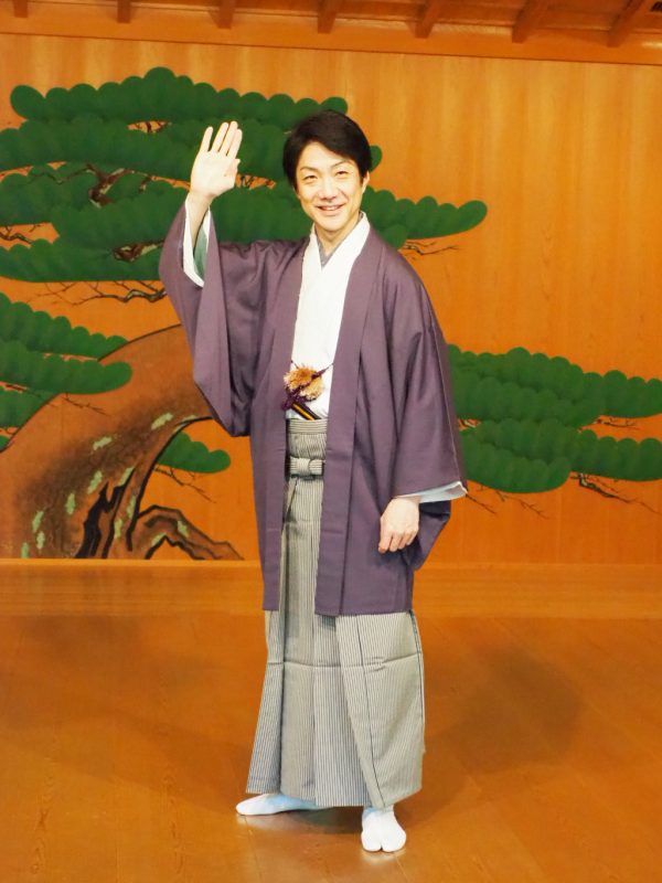 「能楽研修生（三役＝ワキ方・囃子方・狂言方）」の募集（第13期）記者会見時にて手を振る野村萬斎氏